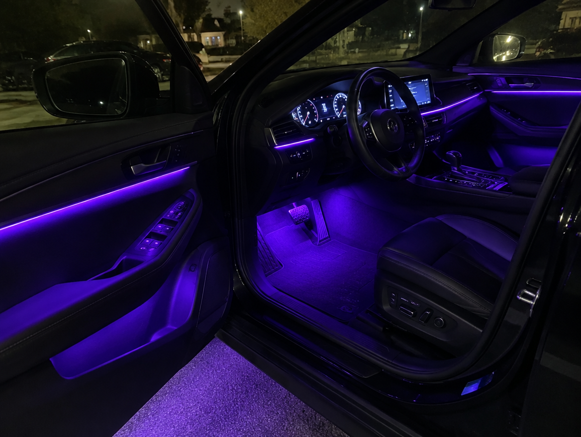 Interiér auta s fialovým RGB LED osvětlením